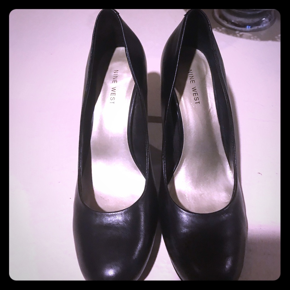 Black pumps